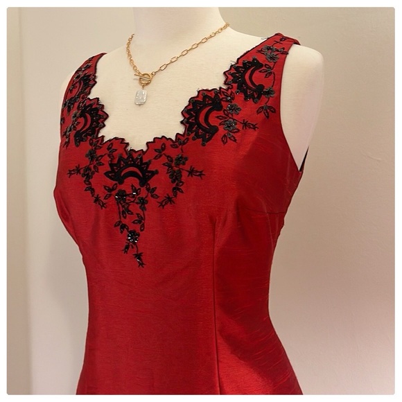 💕Beautiful Red Festive Holiday Dress with Beautiful Black Embroidery & Sequins - Picture 5 of 15